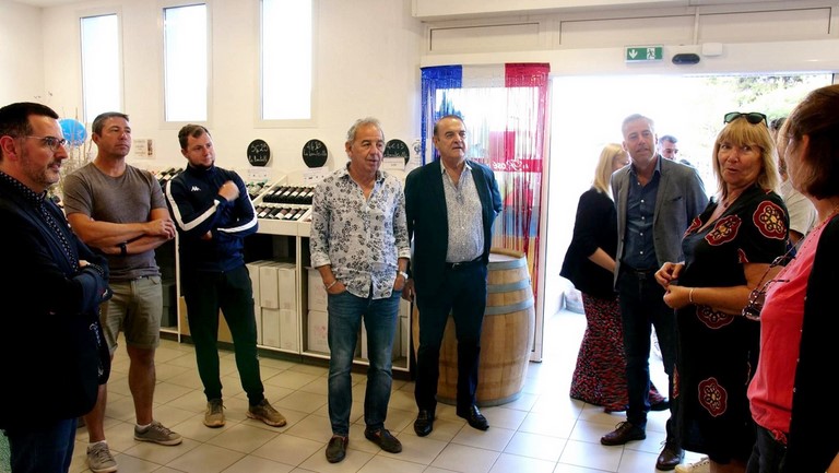 Kléber Mesquida entouré des élus et des représentants de la cave coopérative « Le Rosé de Bessan »