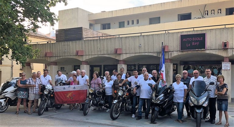 Après le départ officiel de la place de la Fontaine, les Bessanais vont relier la ville jumelle à moto