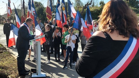 : Des jeunes écoliers drapeaux français à la main avec les porte-drapeaux officiels
