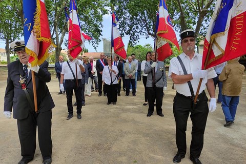 les porte-drapeaux ont ouvert la marche jusqu'au monument aux morts