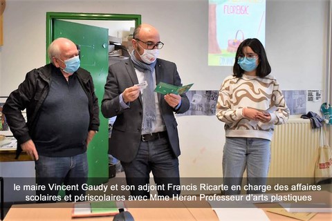 le maire Vincent Gaudy et son adjoint Francis Ricarte en charge des affaires scolaires et périscolaires avec Mme Heran Professeur d’arts plastiques