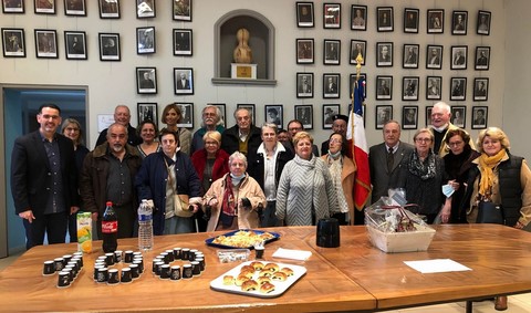 Fernand Sofio entouré de ses proches et des élus a symboliquement marqué son centième anniversaire