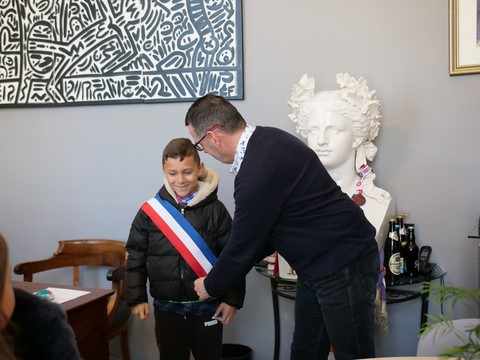 Stéphane Pépin-Bonet a répondu favorablement à l’initiative de Delphine Vrillac en recevant les élèves en mairie