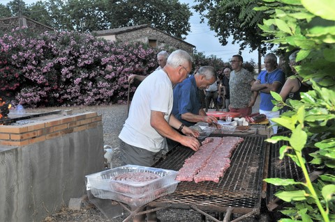 Saucisses merguez offert au public par la municipalité