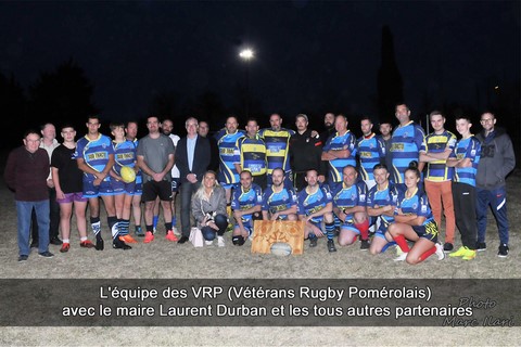L'équipe des VRP (Vétérans Rugby Pomérolais) avec le maire Laurent Durban et tous les autres partenaires
