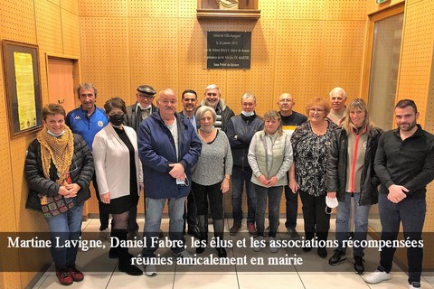 Martine Lavigne, Daniel Fabre, les élus et les associations récompensées réunies amicalement en mairie