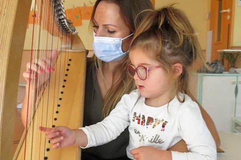 : Une fois par mois, les bébés comme les plus grands rencontrent la harpiste bessanaise Doriane Cheminais