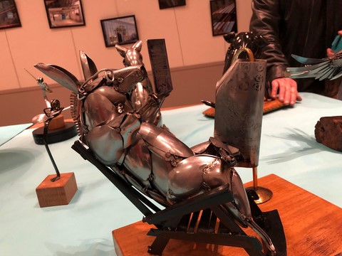 Denis Boron a eu la gentillesse d’offrir la représentation d’un âne en couteaux et fourchettes de table au maire