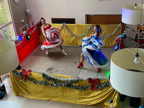 Chansons, danses et autres surprises lors de l’après-midi consacré à Noël dans le grand hall de l’établissement