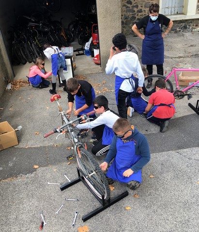 : En classe ou près du garage mis à disposition par la mairie, les écoliers s’initient au monde des cycles