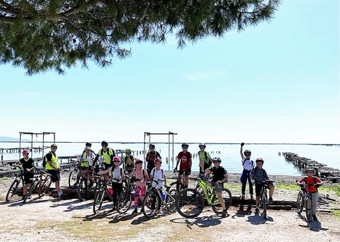 Le défi fou de parcourir le tour de l’étang en vélo a été une belle réussite pour les jeunes comme les organisateurs