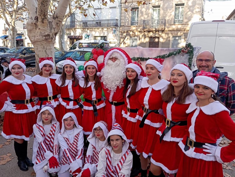Les florensacois se sont rassemblés sur la place pour participer à cette belle fête de Noël