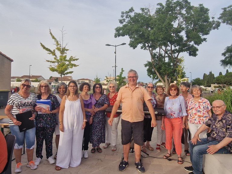 La chorale de Pinet avec son chef de chœur Dominique Denize