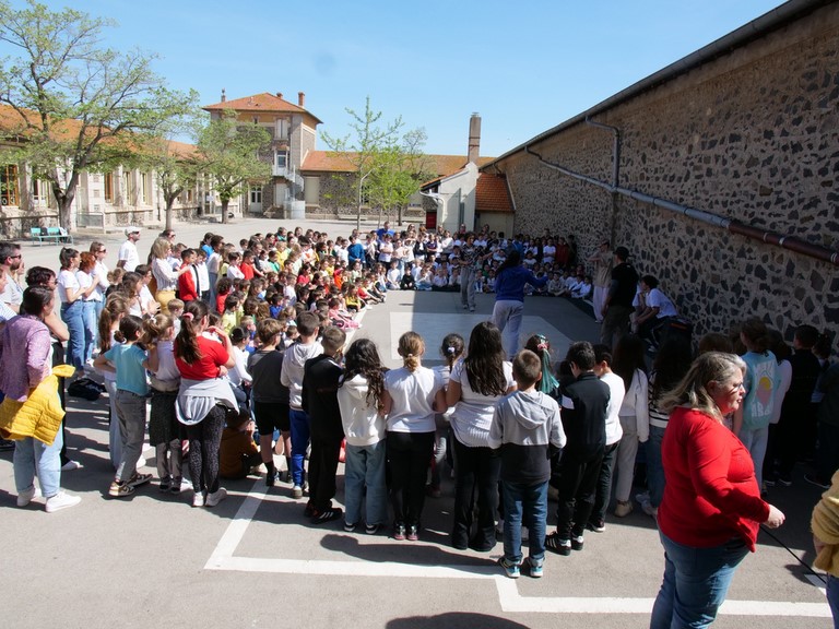 L’événement s’est tenu à l’initiative de la nouvelle directrice dans la cour de l’établissement scolaire