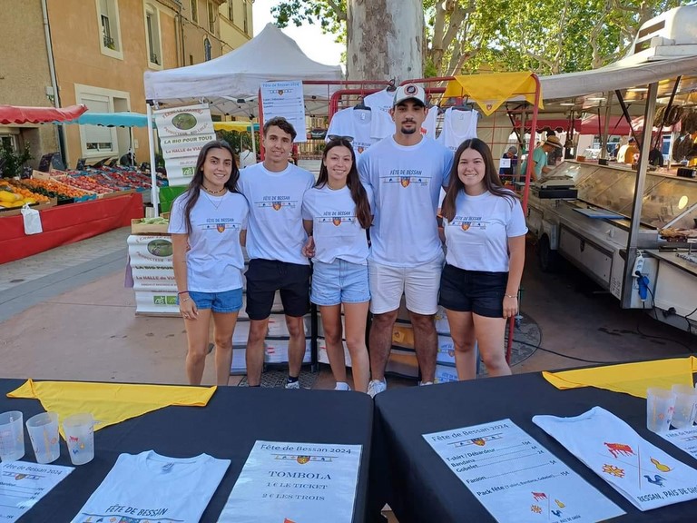 Présents régulièrement sur les marchés, Andréa, Théo, Solène, Valentin et Emma font la promotion de la fête