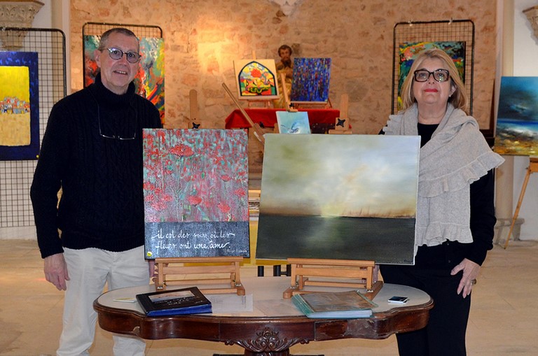 les deux artistes peintres devant leurs œuvres au cœur de la chapelle 