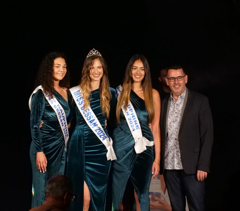 Lou-Ann Pruvost et Thais Albertos les deux bessanaises entourent la gagnante Ornella Castaldo lors de la remise des prix