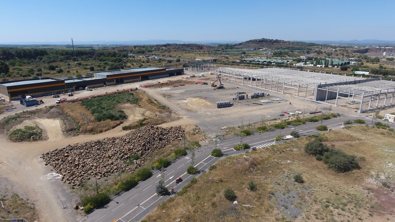 Les travaux de création de l’espace commercial sont assurément imposants, actifs et visibles.