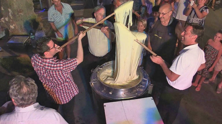 La nouvelle équipe du comité des fêtes renoue avec la spécialité aveyronnaise sur la place de la Promenade