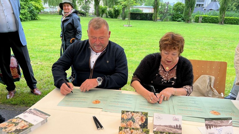 Jean-Marc Hierzig, conseiller de Remich et Micheline Izquierdo, élue bessanaise, sont devenus parrain et marraine de la rose.