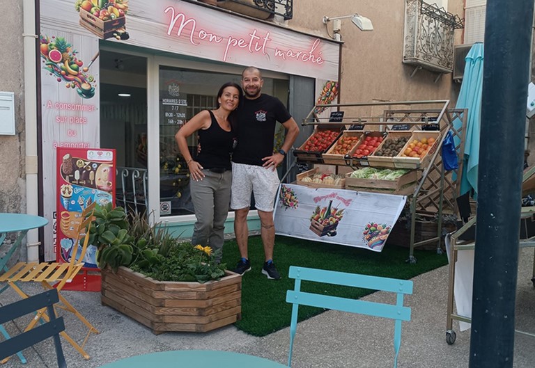 Wilfried et Prune devant la façade de leur commerce