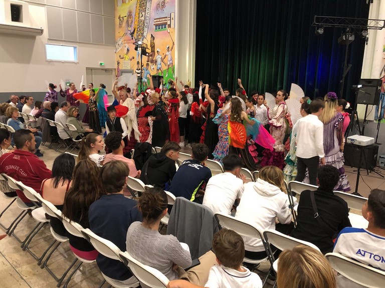 Entrée des collégiens lors d’une soirée où le club de flamenco de l’établissement a été mis à l’honneur