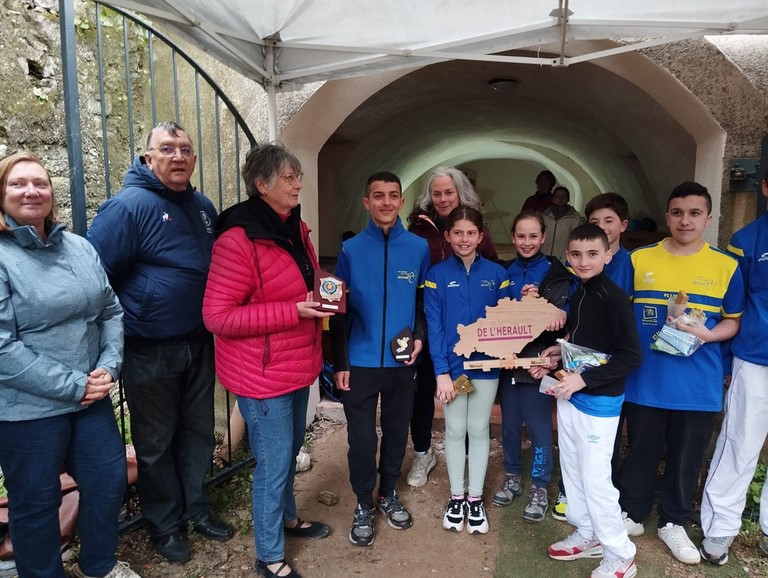 Les représentants sportifs départementaux ont remis le trophée aux archers bessanais, heureux et fiers.