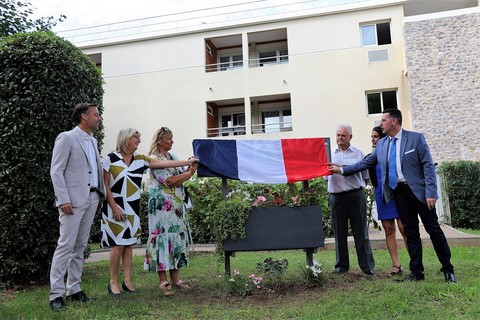 Les élus et autorités ont dévoilé un nouveau totem à l’entrée de l’établissement accueillant 56 résidents