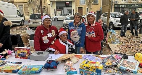 : Marie-Rose Pédoussaut entourée des bénévoles du secours popula