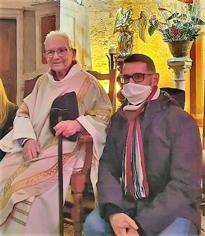 PHOTO : Le père Joseph Terré ici aux côtés du maire à Noël dernier en l’église Saint-Pierre, fêtera ses 101 ans en mars prochain