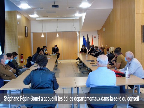 Stéphane Pépin-Bonet a accueilli les édiles départementaux dans la salle du conseil municipal.