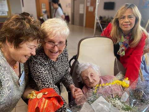 Le centre communal d’action sociale a offert des présents à Louise Esteller qui rejoint le club des centenaires