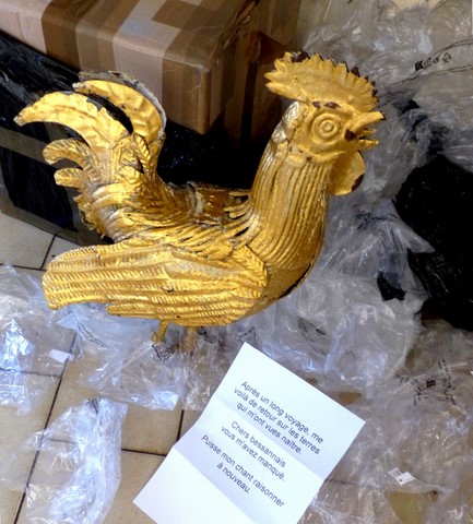 Avant qu’il ne soit dérobé en 1999, le coq en métal doré était placé au sommet de la Croix de la mission