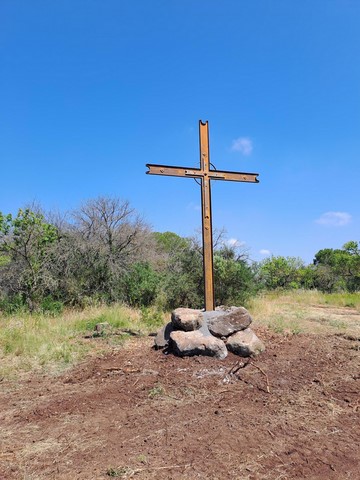 Sur un terrain privé, la croix sera accessible à tous dès le 26 juin, jour de son baptême par le prêtre