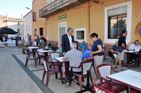 Petit à petit le public a investi la place du Général De Gaulle, les terrasses de café et les tables mises à disposition