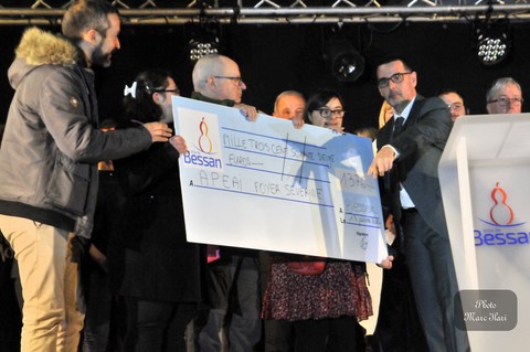 Un groupe de personnes handicapées du foyer Séverine est venue récupérer le chèque de 1.376 euros devant l’assistance