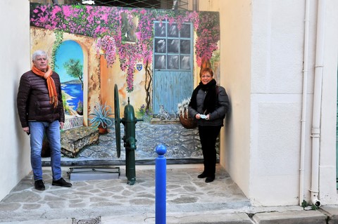 Le premier adjoint Bernard Iché et l'artiste MYC Démarets devant l'œuvre posée rue des pompes 