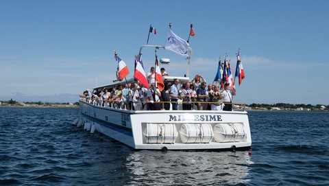 Accompagné du conseil Municipal, du conseil des jeunes, des porte-drapeaux, le maire Yves Michel à jeter une gerbe de fleurs en hommage aux disparus en mer