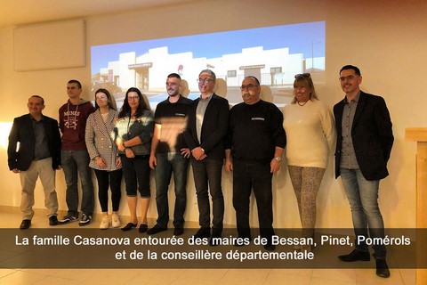 La famille Casanova entourée des maires de Bessan, Pinet, Pomérols et de la conseillère départementale