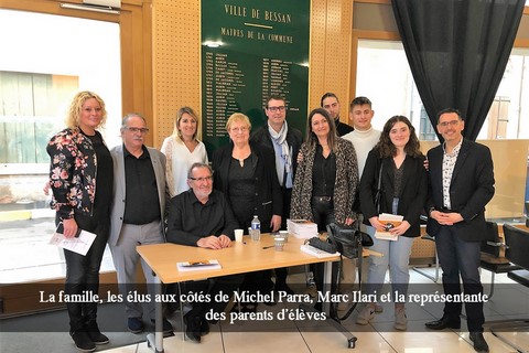 La famille, les élus aux côtés de Michel Parra, Marc Ilari et la représentante des parents d’élèves