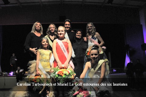 Caroline Tarbouriech et Muriel Le Goff entourées des six lauréates