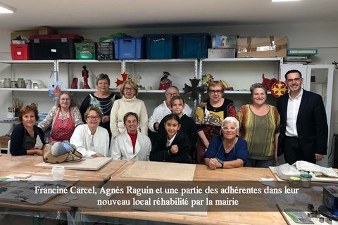 Francine Carcel, Agnès Raguin et une partie des adhérentes dans leur nouveau local réhabilité par la mairie