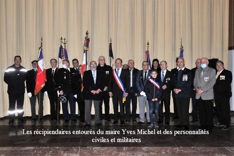 Les récipiendaires entourés du maire Yves Michel et des personnalités civiles et militaires