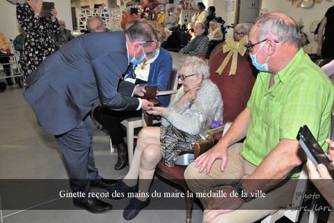 Ginette reçoit des mains du maire la médaille de la ville