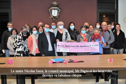 : Le maire Nicolas Isern, le conseil municipal, Mr Pages et les bénévoles derrière ce fabuleux chèque