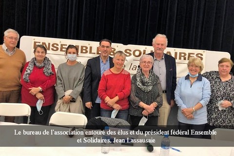 Le bureau de l’association entouré des élus et du président fédéral Ensemble et Solidaires, Jean Lassausaie