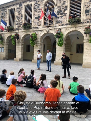 : Chrystèle Buonomo, l’enseignante et Stéphane Pépin-Bonet le maire, face aux élèves réunis devant la mairie