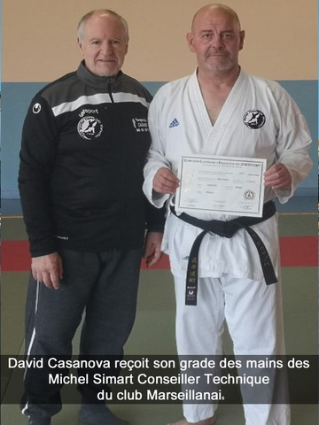 David Casanova reçoit son grade des mains de Michel Simart Conseiller Technique du club Marseillanais