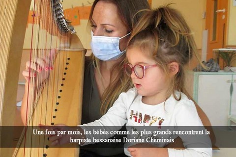 Une fois par mois, les bébés comme les plus grands rencontrent la harpiste bessanaise Doriane Cheminais