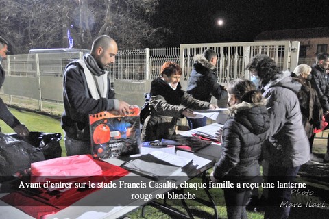 Avant d’entrer sur le stade Francis Casalta, chaque famille a reçu une lanterne rouge ou blanche
